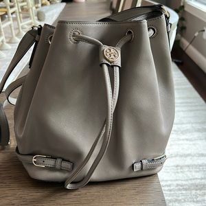 Tory Burch Robinson leather bucket bag- tan